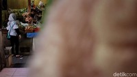 Beberapa pedagang tetap bertahan karena memiliki pelanggan setia yang berbelanja dalam jumlah besar. Namun, pembeli eceran sudah jarang ditemui.