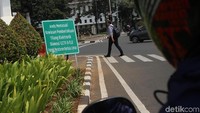 Pengendara diminta untuk mematuhi rambu-rambu lalu lintas.