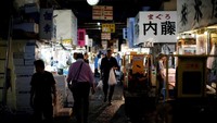 Pasar ini buka mulai pukul 05.00 pagi hingga pukul 13.00 siang. Jika bertanya pada jam berapa pasar ikan ramai didatangi pengunjung, maka jawabannya pada jam berapa pun Pasar Tsukiji selalu ramai pengunjung yang datang tak hanya untuk berbelanja ikan segar atau bahan makanan lainnya, tetapi banyak juga pengunjung yang ingin menikmati makanan hasil olahan ikan segar yang populer di masyarakat Jepang seperti sushi atau sashimi. Istimewa/Issei Kato/Reuters.