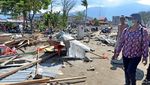 Gaya Susi Tinjau Lokasi Gempa di Palu hingga Sigi