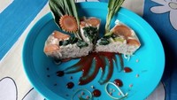 Duh, pudding yang sayu ini tak hanya berisi mie kuah instan saja. Tapi juga sayuran yang biasa dipadu dengan mie kuah instan. Ya, wortel dan sawi.  Foto: Facebook Andy Pramoedya Soedarsono