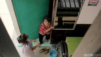 Di tiap ruangan pun ditandai dengan nomor ruangan yang disediakan untuk tiap keluarga.