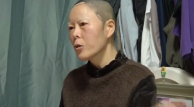 Kim pun menemukan sebuah iklan klinik operasi plastik saat dia membaca majalah di salon. Dia datang ke klinik tersebut meskipun keluarganya tidak menyetujuinya. Dan di klinik, sang dokter menjanjikan bisa membuat hidungnya jadi mirip selebriti. Foto: REUTERS/Kim Hong-Ji