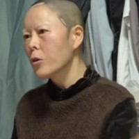 Kim pun menemukan sebuah iklan klinik operasi plastik saat dia membaca majalah di salon. Dia datang ke klinik tersebut meskipun keluarganya tidak menyetujuinya. Dan di klinik, sang dokter menjanjikan bisa membuat hidungnya jadi mirip selebriti. Foto: REUTERS/Kim Hong-Ji