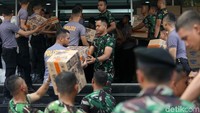Bantuan yang dikirimkan berupa makanan ringan, minuman, dll.