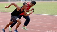 Tapi, karena status menikah itu pula, Halim tak bisa meninggalkan profesinya. Agar dapur pengantin baru itu tetap ngepul, Halim tetap menerima order memijat.