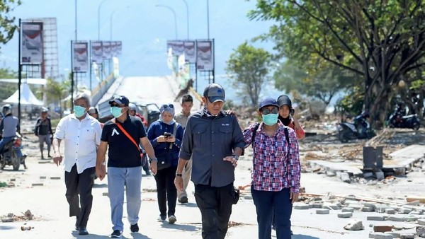 Gaya Susi Tinjau Lokasi Gempa di Palu hingga Sigi