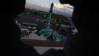 Bangunan di sekitar masjid juga hancur. REUTERS/Athit Perawongmetha.