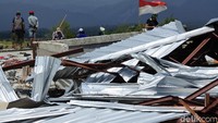 Bangunan gereja juga hancur.