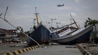 2 Kapal saling beradu usai terseret ke daratan. Ulet Ifansasti/Getty Images.