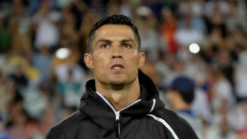 3. @cristiano. Akun resmi pesepakbola Portugal Cristiano Ronaldo ini memiliki 143 juta follower. (Foto: REUTERS/Heino Kalis/File Photo)