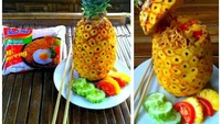 Mie instan goreng hingga nasi goreng yang tersaji di dalam buah nanas sih sudah biasa. Tapi yang satu ini, kulit buah nanasnya juga sengaja dikupas.  Foto: Facebook Andy Pramoedya Soedarsono