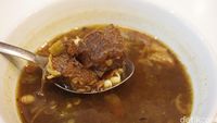 Ayo Rek! Jajan Rawon Daging yang Kuahnya Pekat Hangat di Sini!