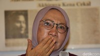 Saat pulang ke rumah, Ratna ditanya oleh anaknya soal wajahnya yang lebam. Di situlah kebohongan bermula. Kebohongan berupa kalimat pendek itu ternyata terus-terusan dikorek oleh anak Ratna. Dia lalu terus mengembangkan kebohongan yang dibuatnya sendiri itu.