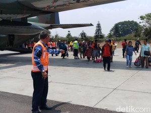 73 Pengungsi Palu Diangkut Hercules Tiba di Lanud Abdulrachman Saleh