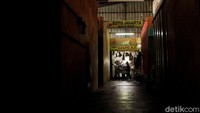 Penampakan sepinya pengunjung di tempat penampungan sementara Pasar Blok A di kawasan Fatmawati, Jakarta, Rabu (3/10/2018).