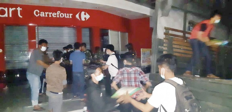Bersama TNI-Polri, Transmart Pastikan Bantuan Palu Tepat Sasaran Bersama TNI-Polri, Transmart Pastikan Bantuan Palu Tepat Sasaran