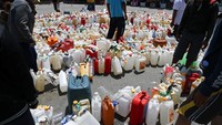 Agar tertib, petugas memasang tali pada dirigen-dirigen tersebut. REUTERS/Athit Perawongmetha.