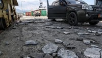 Gempa juga menyebabkan lapisan aspal mengalami kerusakan.