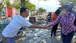 Gaya Susi Tinjau Lokasi Gempa di Palu hingga Sigi