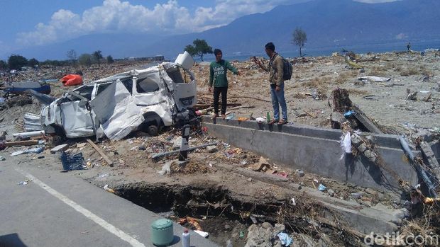 Spanduk Tolak Penjarahan Dipasang di Reruntuhan Gempa Palu