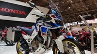 Memang Honda tak menawarkan produk baru di gelaran Intermot 2018 namun ada sejumlah produk yang mengalami perubahan minor, yaitu Africa Twin dan NC750X. Dua jenis motor untuk para petualang itu mengalami penyegaran dengan penambahan varian warna, di antaranya biru. Harga varian baru ini masih belum diungkap di Intermot.