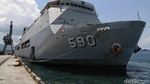 KRI Makassar Angkut Pengungsi Korban Gempa Palu