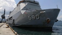 KRI Makassar 590 bersandar di Pelabuhan Pantoloan, Palu, Rabu (3/10/2018).