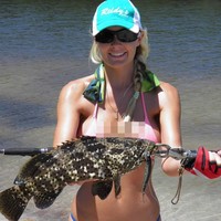 Brooke memfilmkan video dirinya yang tengah memancing di laut dalam balutan bikini. Foto: Instagram @hookedonbrooke.online