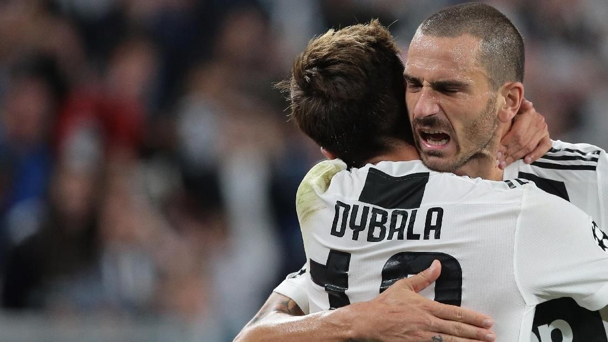 Leonardo Bonucci dan Paulo Dybala tetap dibawa dalam lawatan Juventus ke Porto meski tengah cedera (Foto: Emilio Andreoli/Getty Images)