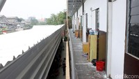 Material bangunan shelter Kampung Kunir terbuat dari papan yang diperkokoh dengan besi pancang dan rangka baja ringan. Bangunan itu pun terdiri dari dua lantai. Pada lantai satu shelter Kampung Kunir dibuat berhadapan, sedangnkan di lantai dua, bangunan dibuat satu sisi.