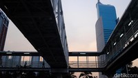 JPO ini akan menggantikan yang lama karena tiangnya berdiri di tengah jalan pasca revitalisasi jalur pedestrian di kawasan Sudirman-Thamrin. 