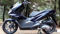 Desain Honda PCX Hybrid lebih elegan dibanding PCX konvensional, terutama PCX Hybrid ini punya warna spesial. Yang membedakan PCX Hybrid dengan PCX konvensional ada pada warnanya. PCX Hybrid memiliki warna Hybrid Blue yang eksklusif dan lebih elegan. Tampilan catnya terlihat mewah dan bling-bling.