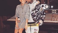 Kerap berpose mesra dan akrab bersama Agnez Mo, Chris Brown memang punya kharisma yang unik. Populer dengan lagu-lagunya, Chris juga terkenal suka makan. Foto: Hollywood - Istimewa