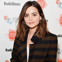 Pangeran Harry melewati Jenna begitu saja. Padahal sebelumnya dia telah melihat mantan cantiknya itu. Sikap anehnya pun kembali ditunjukkan. Pangeran Harry menyapa semua orang yang hadir di sana, namun tidak begitu ke Jenna. Foto: Dok. Getty Images