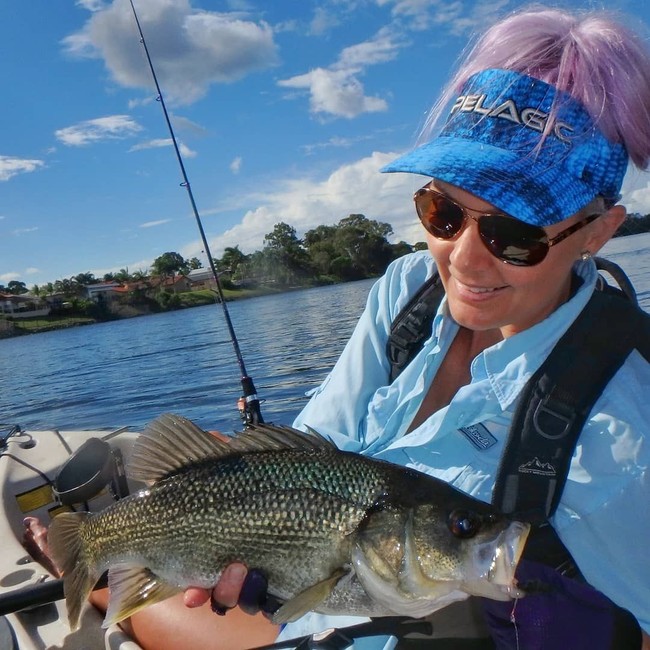 Brooke Frecklington merupakan seorang model sekaligus pecinta ikan dan mencuri atensi saat mengenakan pakaian renang bikini untuk menangkap ikan di atas perahu. Foto: Instagram @hookedonbrooke.online