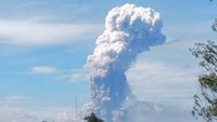 Pagi ini Gunung Soputan di Sulawesi Utara erupsi. Abu kolom membubung setinggi 4 kilometer (Foto: Dok. BNPB)