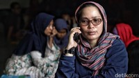 Seorang pengungsi mencoba menghubungi keluarganya.