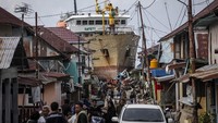 Kapal itu terdampar ke perumahan warga. Ulet Ifansasti/Getty Images.