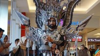Tak hanya yang cantik saja, yang tegap dengan kostumnya yang kokoh juga ada di Transmart Fashion Carnaval, salah satunya peserta dari Transmart Carrefour Palembang City Center ini. Pool/Transmart.