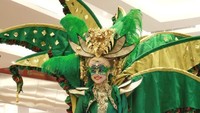 Tidak kalah keren peserta dengan kostum serba hijau dari Transmart Padang Khatib. Pool/Transmart. 
