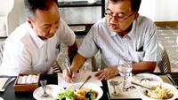 Agus yang lahir di Jakarta, 3 Januari 1969 ini terlihat serius menyimak arahan dari Wapres Jusuf Kalla. Mereka mendiskusikan penanganan gempa Lombok diselingi makan siang. Foto: instagram @agusgumiwangk