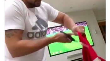 Seorang netizen fans MU sudah frutrasi dan merusak jersey. Foto: istimewa