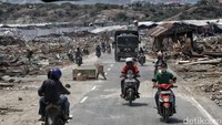 Puing-ping rumah berserakan hingga ke pinggir jalan.