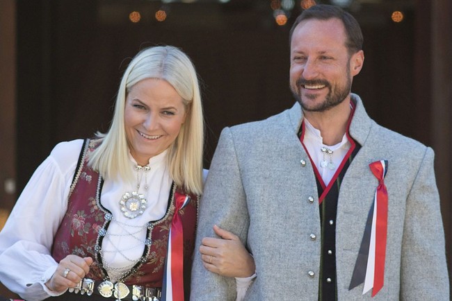 Mette-Marit dan Pangeran Haakon kemudian menikah pada 25 Agustus 2001 di Gereja Katedral Oslo. Mette-Marit pun dinobatkan sebagai putri kerajaan Norwegia. Dari pernikahan tersebut keduanya telah dikaruniai seorang anak perempuan, Putri Ingrid dan anak laki-laki, Pangeran Sverre. Foto: Getty Images