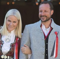 Mette-Marit dan Pangeran Haakon kemudian menikah pada 25 Agustus 2001 di Gereja Katedral Oslo. Mette-Marit pun dinobatkan sebagai putri kerajaan Norwegia. Dari pernikahan tersebut keduanya telah dikaruniai seorang anak perempuan, Putri Ingrid dan anak laki-laki, Pangeran Sverre. Foto: Getty Images
