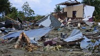 Selain bergeser, bangunan rumah di desa tersebut juga hancur.