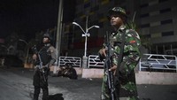 Para pasukan keamanan itu menjaga pusat perbelanjaan, bank dan pertokoan usai situasi dan keadaan di kota Palu yang sempat tidak kondusif. Antara Foto/Hafidz Mubarak.