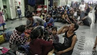 Para pengungsi memenuhi lambung kapal.