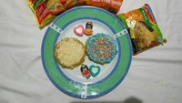 Mie instan yang gurih dijadikan pancake bertopping manis. Yang satu bertopping keju dan susu, satunya lagi bertopping meisjes warna warni. Kamu mau coba yang mana? Foto: Facebook Andy Pramoedya Soedarsono